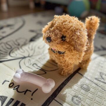 woopie-piesek-interaktywny-pluszak-z-koscia-pudel-husky